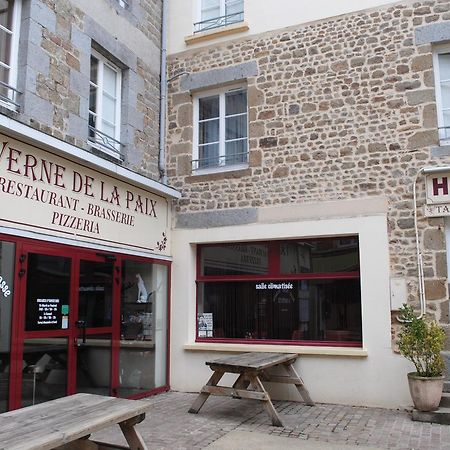 Taverne De La Paix La Ferte-Mace Esterno foto