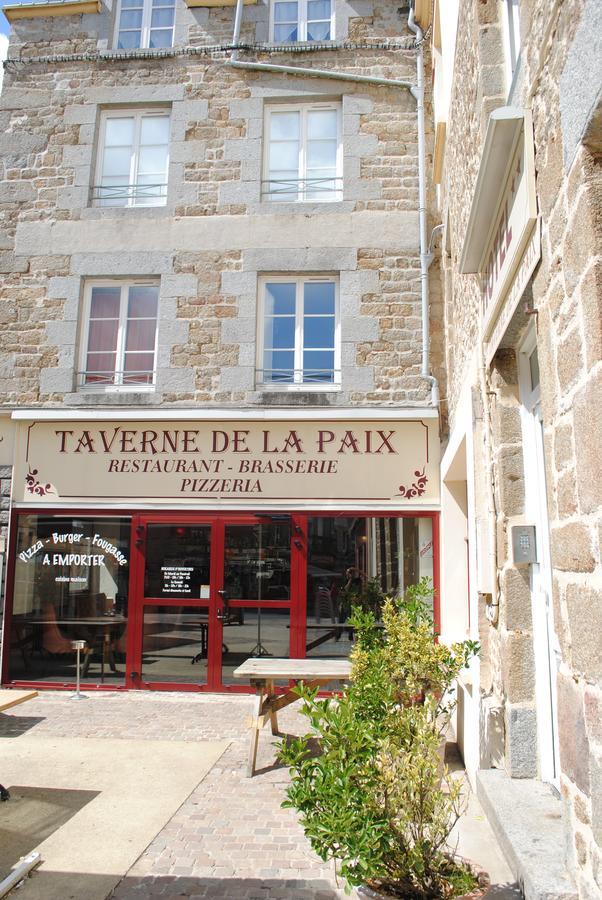 Taverne De La Paix La Ferte-Mace Esterno foto